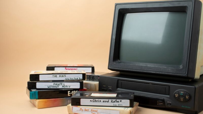Kasety VHS: Czas Maszynki do Przewijania i Magicznych Filmowych Chwil